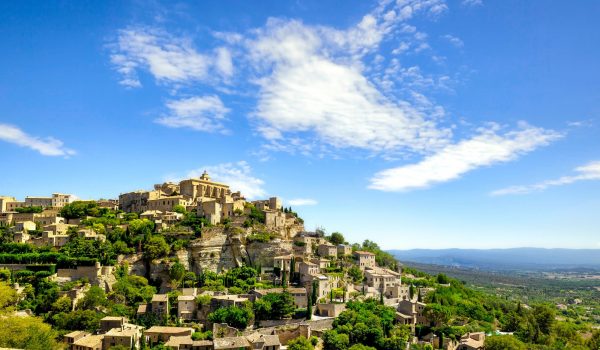 Village médiéval de Gordes sur la colline rocheuse. Luberon - Visit Provence France