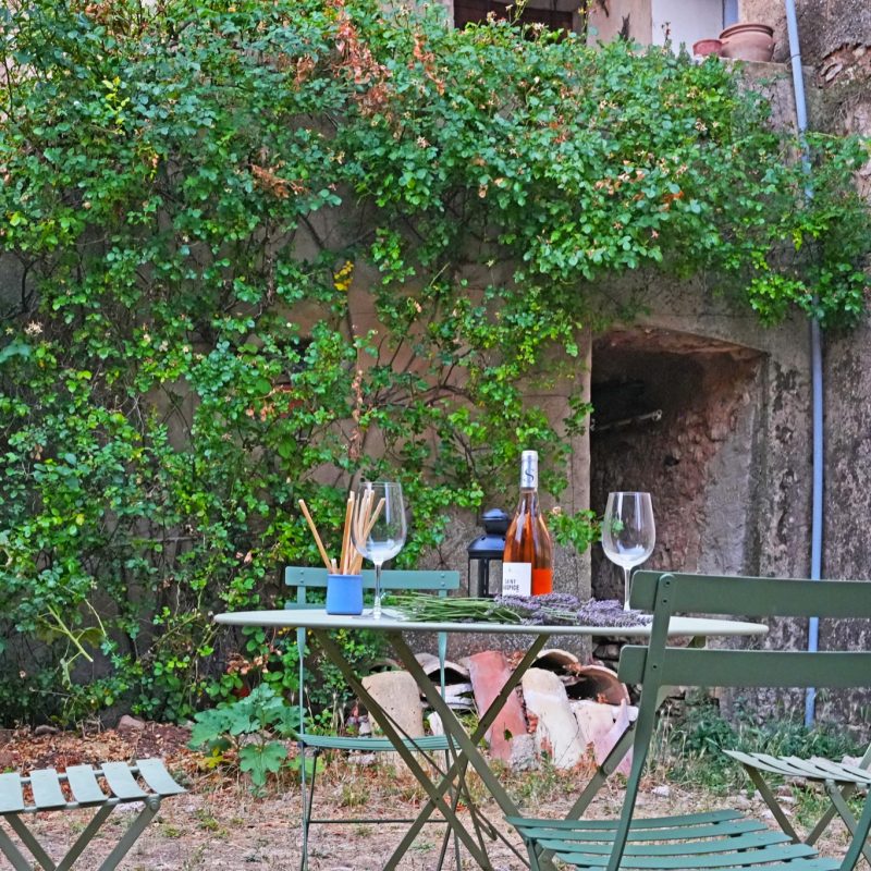 terrasse de la cour intérieure pour l’aperitif - location vacances simiane la rotonde